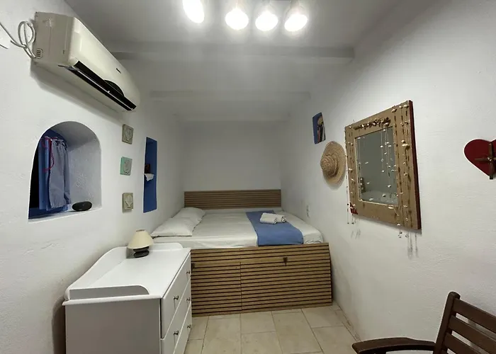 Traditional Renovated House In The Centre Of بيت للعطل أنافي